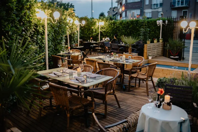 Terasa restorana sa svjetlima uveče
